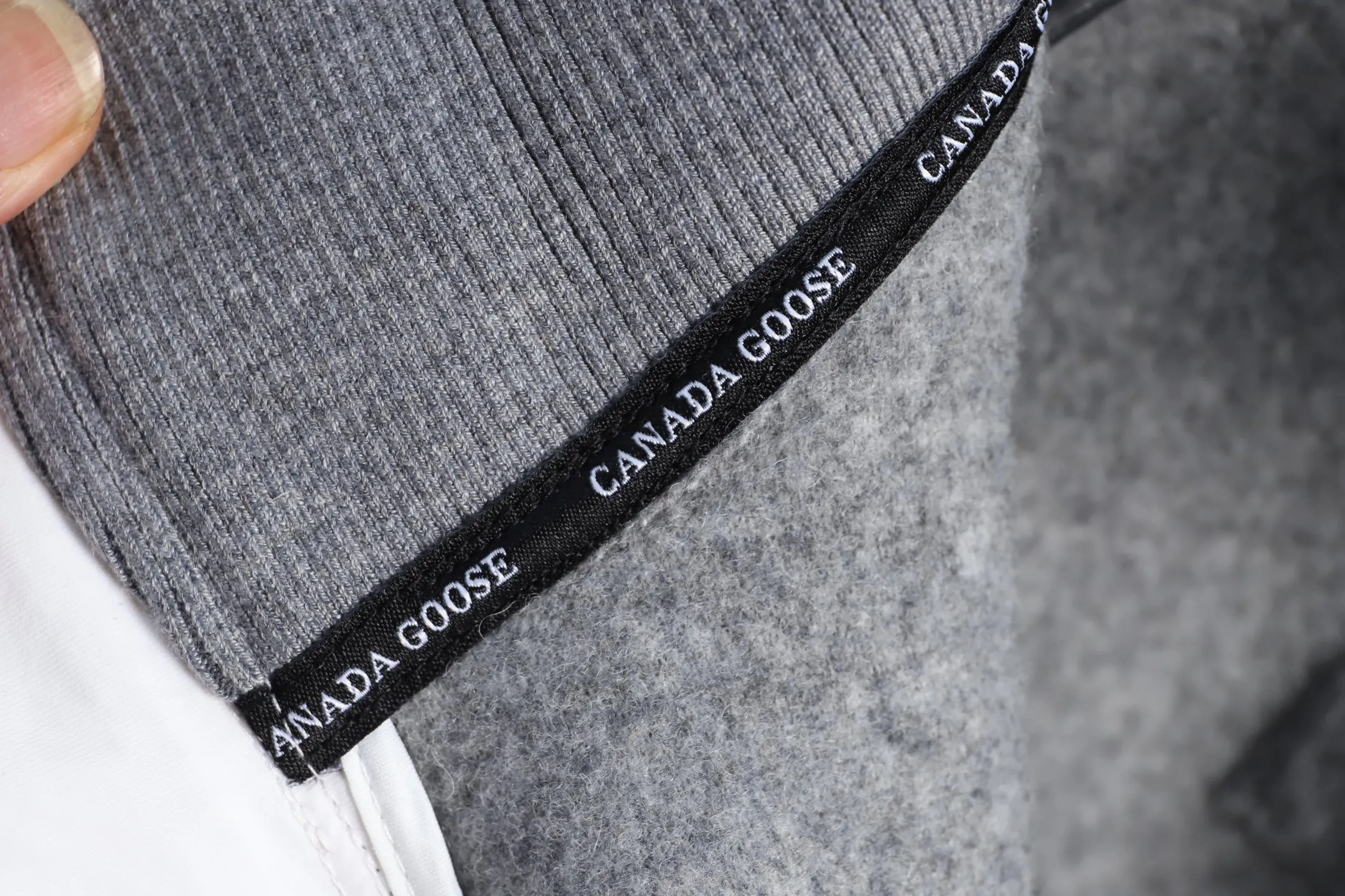 P640 Big Goose White Label Cashmere Vest Canada Goose Canada Goose Humanature Series Ski Season White Label Warm, Windproof, Breathable, Soft Solid Color Stand Collar Logo Label Zipper Casual Sleeveless Vest Mersey Solid Color Stand Collar Fitted Sleeveless Vest Exclusive Customized Wool Fabric Compare only with ZP There is no need to elaborate on the popularity of this season’s new style. The fabric is warm and comfortable long plush and easy to put on and take off. High-tech breathable space cotton liner makes the whole dress very stiff. At the same time, it is soft, comfortable and lightweight. Breathable, soft, not sweaty, lightweight, stylish, and not deformed. The iconic double-striped reflective strips are designed behind the collar and hat. No detail is missed. High-density goose badge. All threaded accessories are customized. Three colors to choose from. Each one is super western. The upper body effect is very high-end. The loose version is not bloated at all. It is quite fashionable. It can be said to be a very unique design. This year's must-have style is the same for men and women🔥 Color: light gray dark gray Khaki